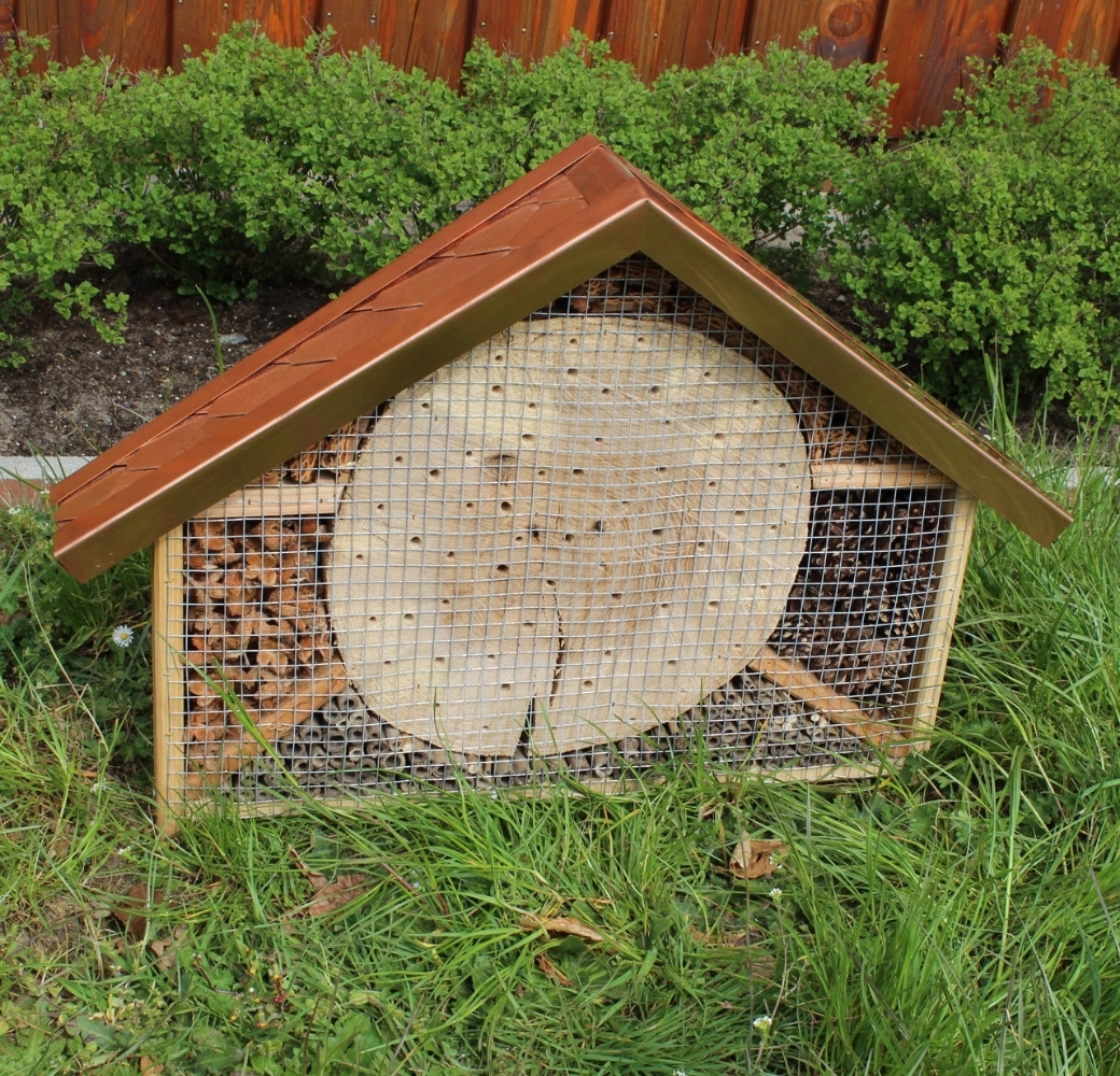 Insektenhotel mit rotem Dach
