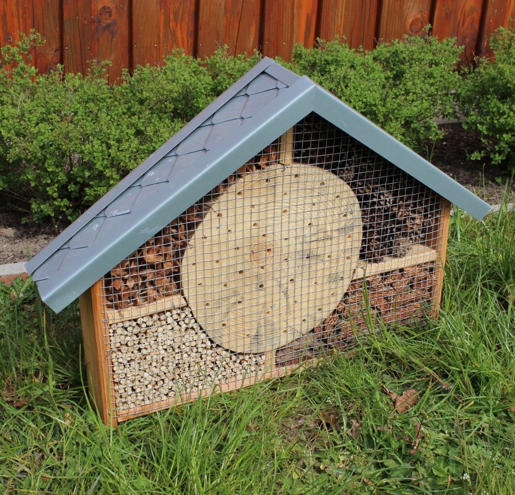 Insektenhotel mit anthrazithem Dach