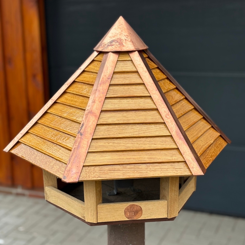 Vogelhaus mit Holzdach und Bootslack, Standard